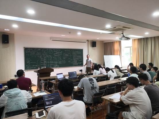 会议室里的人们 描述已自动生成