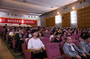 一群人在餐厅里中度可信度描述已自动生成