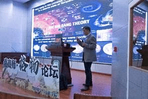 人站在砖墙上的海报描述已自动生成